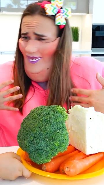 Влад и мама едят здоровую пищу