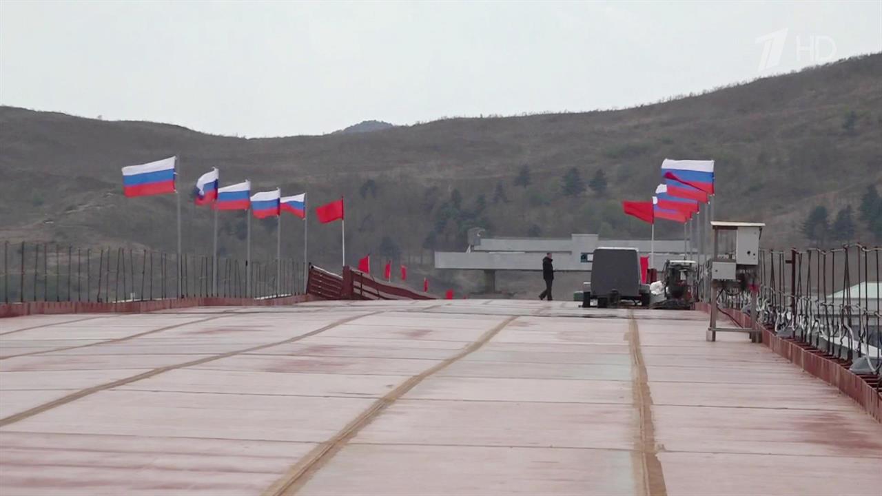 Соединены пролеты первого автомобильного моста между Россией и КНДР