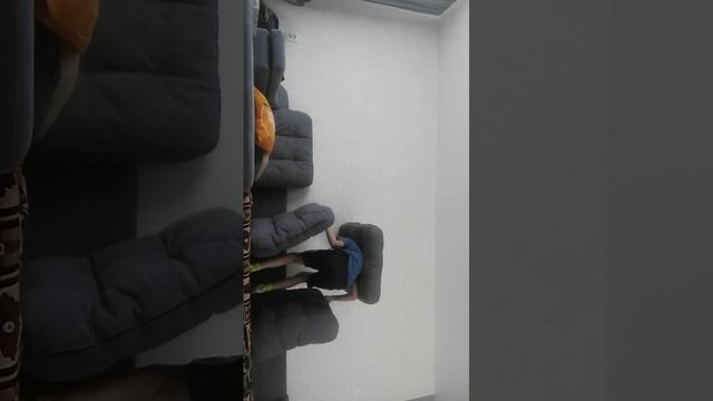 Я делаю трюки и строю домик из больших подушек