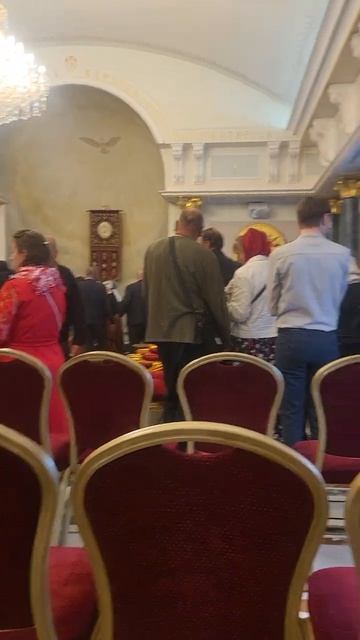 Патриарх дал мне с благословением пасхальное яйцо в Тронном зале Патриархии - в Светлую седмицу