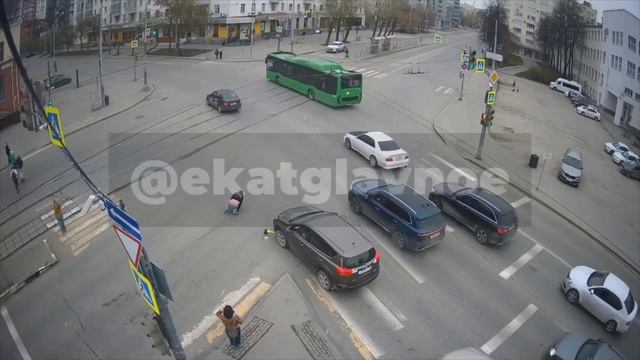 Сезон самокатчиков начался: сверхразум врезался в машину и показал свой зад на перекрёстке в центре