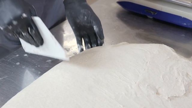 А вы знаете, как выпекается крафтовый хлеб? Сколько ручного труда стоит за этой хрустящей корочкой?