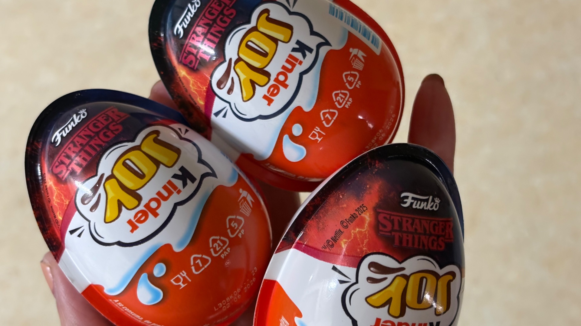 Распаковка трёх Киндер Джой серия «Очень странные дела» (Kinder Joy Stranger Things Funko POP)