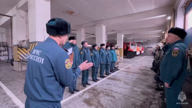 Смыли копоть и сажу: огнеборцы МЧС России проводили на пенсию коллегу