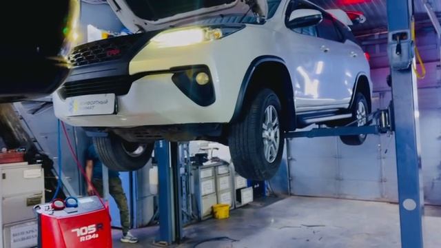 Тойота Фортюнер замена трубок заднего контура кондиционера на шланги Toyota Fortuner