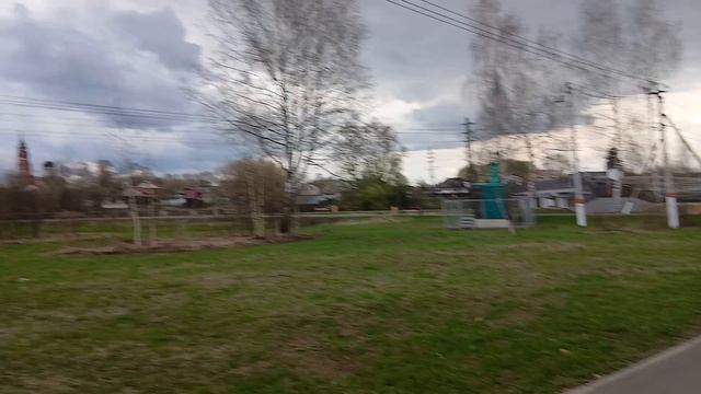 Иду по набережной реки Клязьма на против Храма в новом парке Меленки