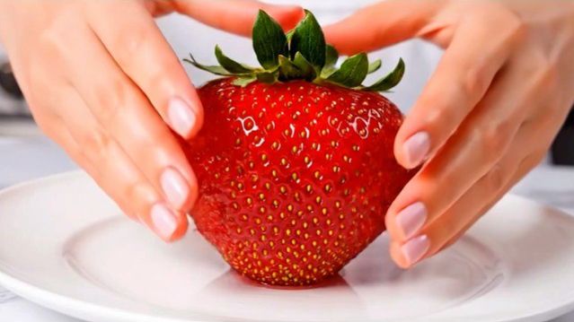 Гигантский фруктовый шар: неожиданно приятное и расслабляющее ASMR-видео с использованием ИИ.