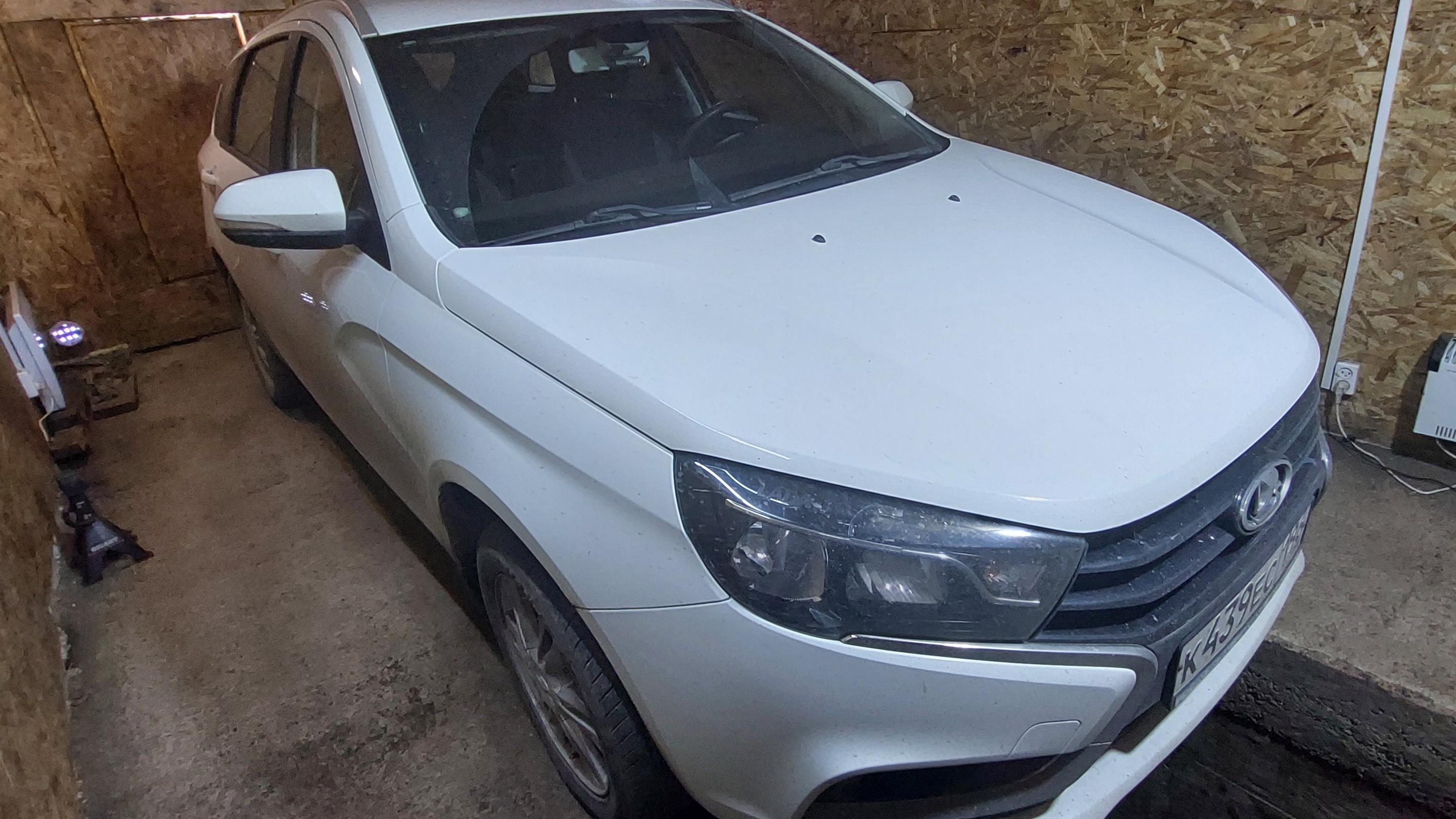 Замена передних и задних амортизаторов на Ладе веста.