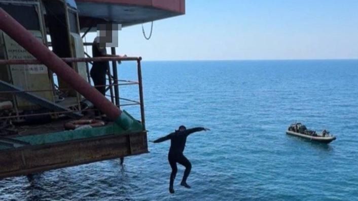 Буданов*, чтобы увернуться от дронов, якобы спрыгнул с нефтяной вышки в Черном море.