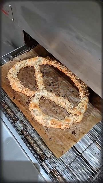 Covrigul nostru cu semințe este exact acel moment mic de plăcere pe care îl meriți în orice zi 🤤🌻