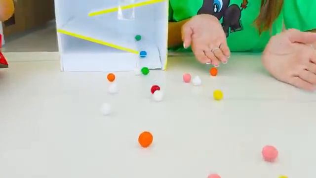 Крис учится помогать маме и своим друзьям.