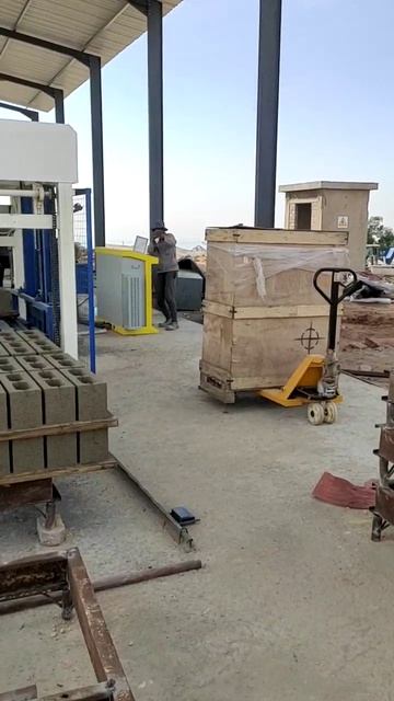 Вибропресс работает в Южной Африке производит бетонные блоки, брусчатки и бордюры