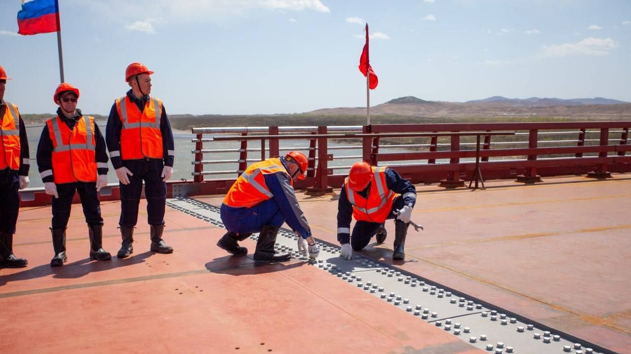 Сегодня состоялась церемония стыковки финального пролёта автомобильного моста соединяющего РФ и КНДР