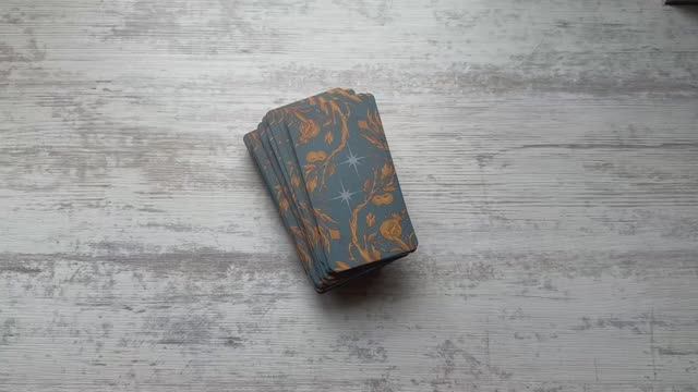 Доволен ли своей женщиной? Таро расклад