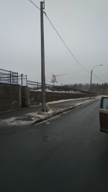 вертолет над дорогой