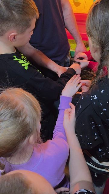 Полина схватила змею за хвост. Polina grabbed the snake by the tail