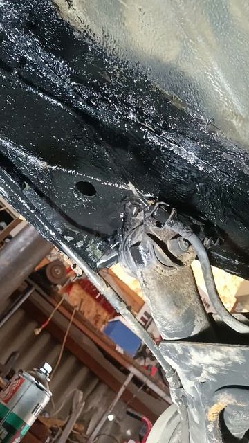 сварили ещё один ваз 2115 вид снизу.mp4