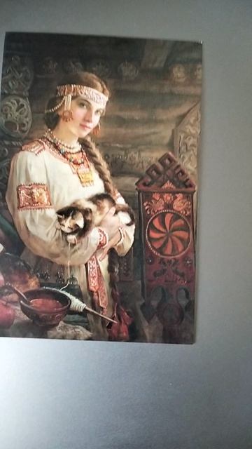 Хозяюшка. Девушка с длинной косой и озорной котенок.