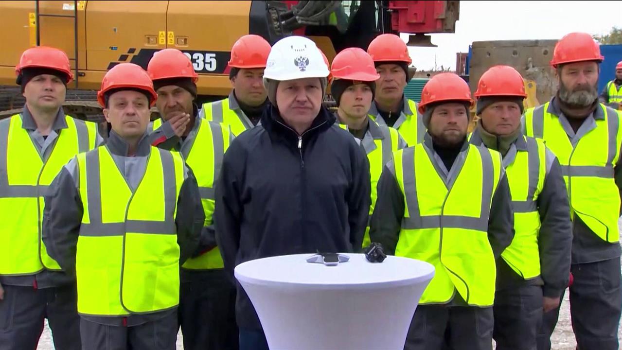 РФ и КНДР соединили пролеты автомобильного моста через реку Туманную.