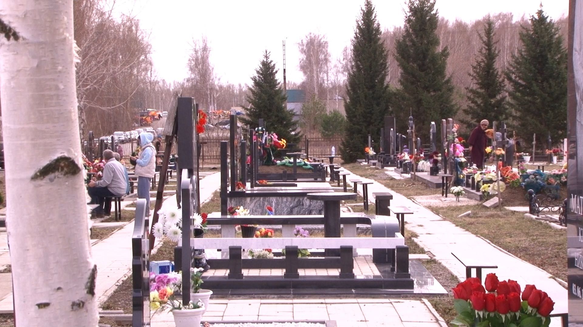 Бийчане посетили кладбища и вспомнили усопших в Родительский день (21.04.26г., Бийское телевидение)