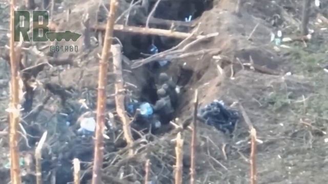 НАШ🇷🇺штурмовик зачищает опорник, в котором остались лежать три ВСУчки а две сдались в плен😎🤙🇷🇺