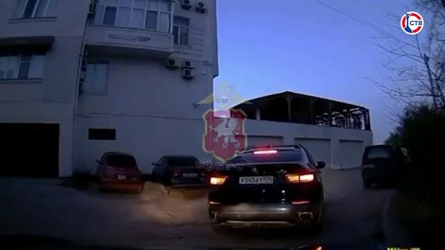 Пьяного водителя, который посреди дня рвал цветы с городской клумбы, ждёт наказание