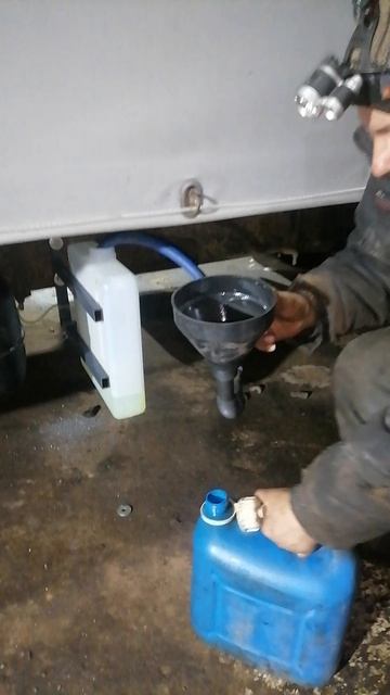 как закрепить бачок автономки на раме