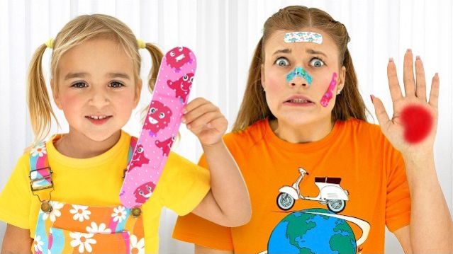 Алиса и тётя помогают обработать рану — забавная история для детей