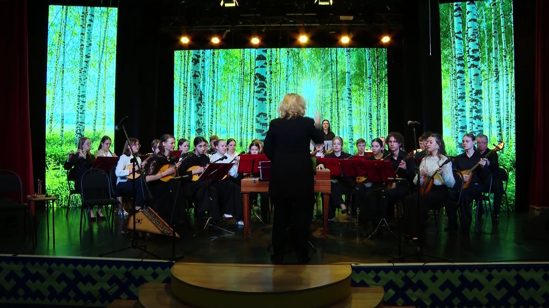 Оркестр Центра искусств исполнил русскую народную музыку для жителей Нефтеюганска