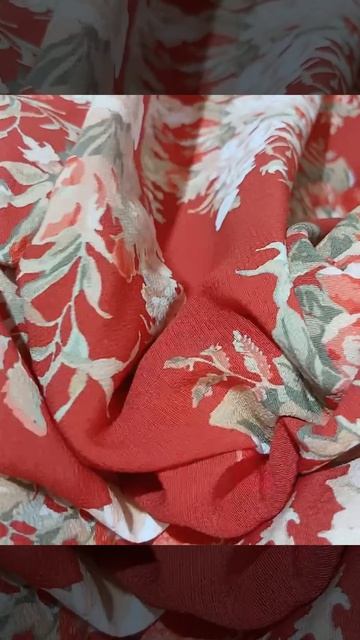 Вискозный креп бежевые цветы на красном ИТАЛИЯ