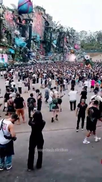 Пофиг что без трусов , главное налоги заплатила.