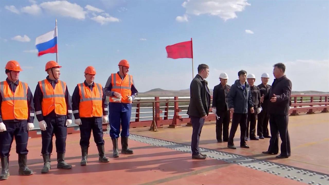 На границе РФ и КНДР состоялась церемония стыковки пролетов будущего моста, который откроют летом.