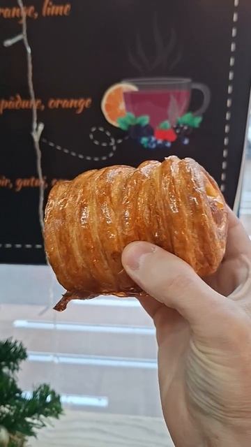 🥭✨ Foietaj cu cremă de mango — o explozie tropicală de gust!