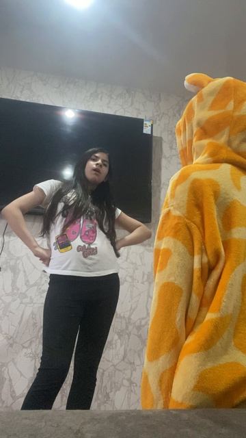 ЭТО ЧТО ЗА СТРАННАЯ ДЕВОЧКА С КАПЮШОНОМ?🤔ТАНЦУЕМ С ДИАНОЙ ПОД 67 😂