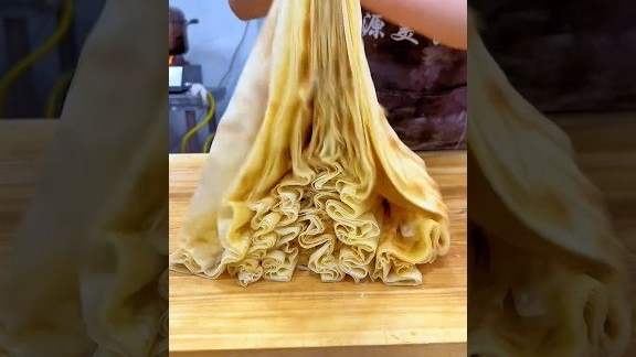 Традиционная слоеная лепешка ручной работы, хрустящая снаружи и мягкая внутри