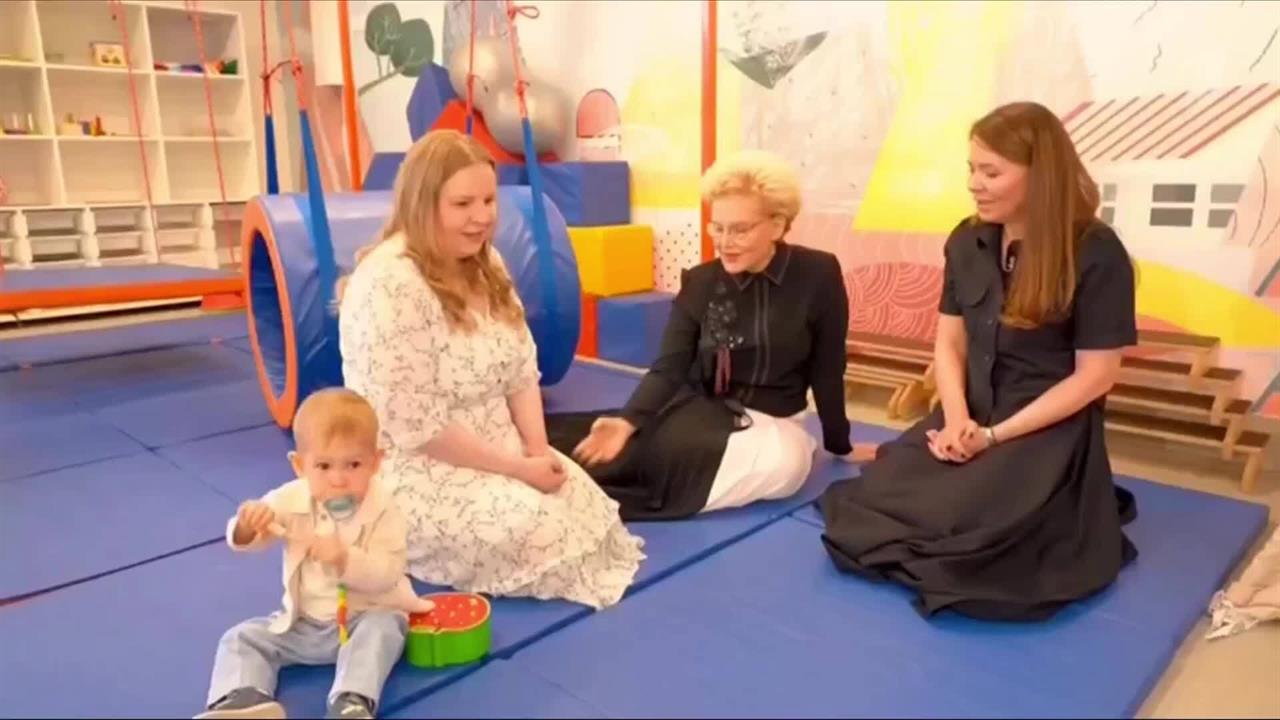 Ракова и Малышева посетили Центр ранней помощи в Морозовской больнице