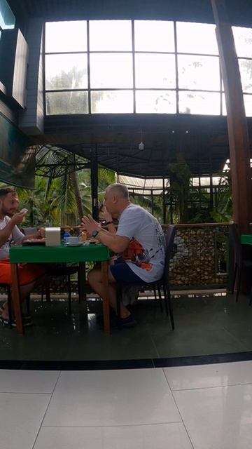 ПОТОЛОК РУХНУЛ НА НАС ВО ВРЕМЯ ЕДЫ 😱 КРАБИ ТАИЛАНД