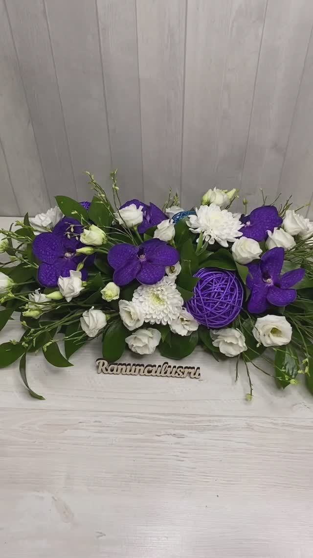 Цветочная композиция на стол из орхидей и белых цветов