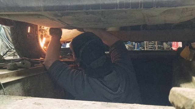 Сварка кронштейна поперечной тяги Мазда МПВ.mp4