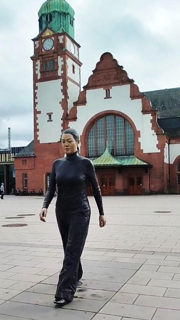 ГЕРМАНИЯ. ПЕРЕД ВОКЗАЛОМ В Г. БАД ХОМБУРГ (недалеко от Франкфурта-на-Майне). 04.04.26