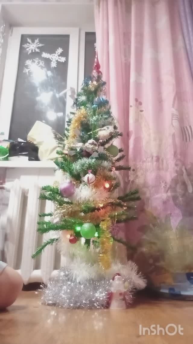 Ставлю ёлку и украшаю комнату к новому году.