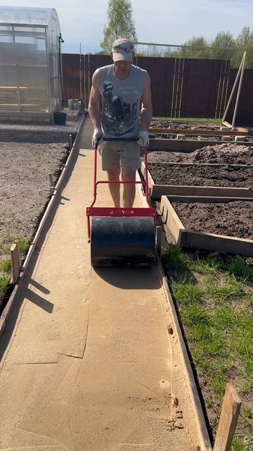 Дачный сезон открыт. У мужа большие планы, у меня - вера в него.