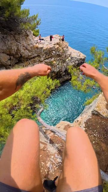 Ты бы решился? Прыжок с огромной высоты в море
Слабонервным не смотреть