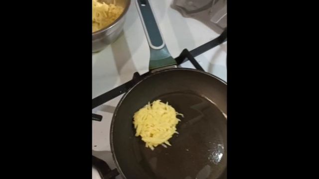 Самый быстрый и простой рецепт приготовления драников из картофеля. (картофельных оладий)