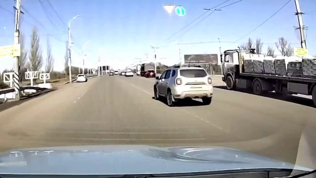 Рено Дастер исполняет на дороге