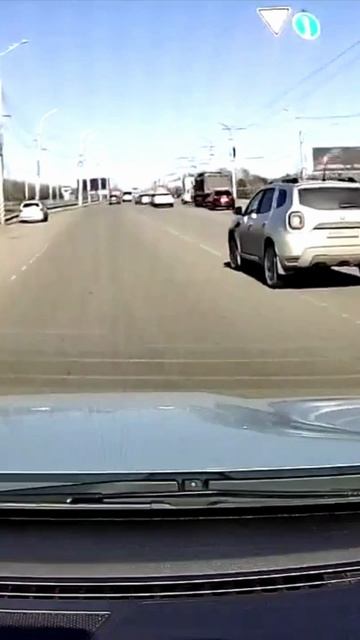 Рено Дастер исполняет на дороге