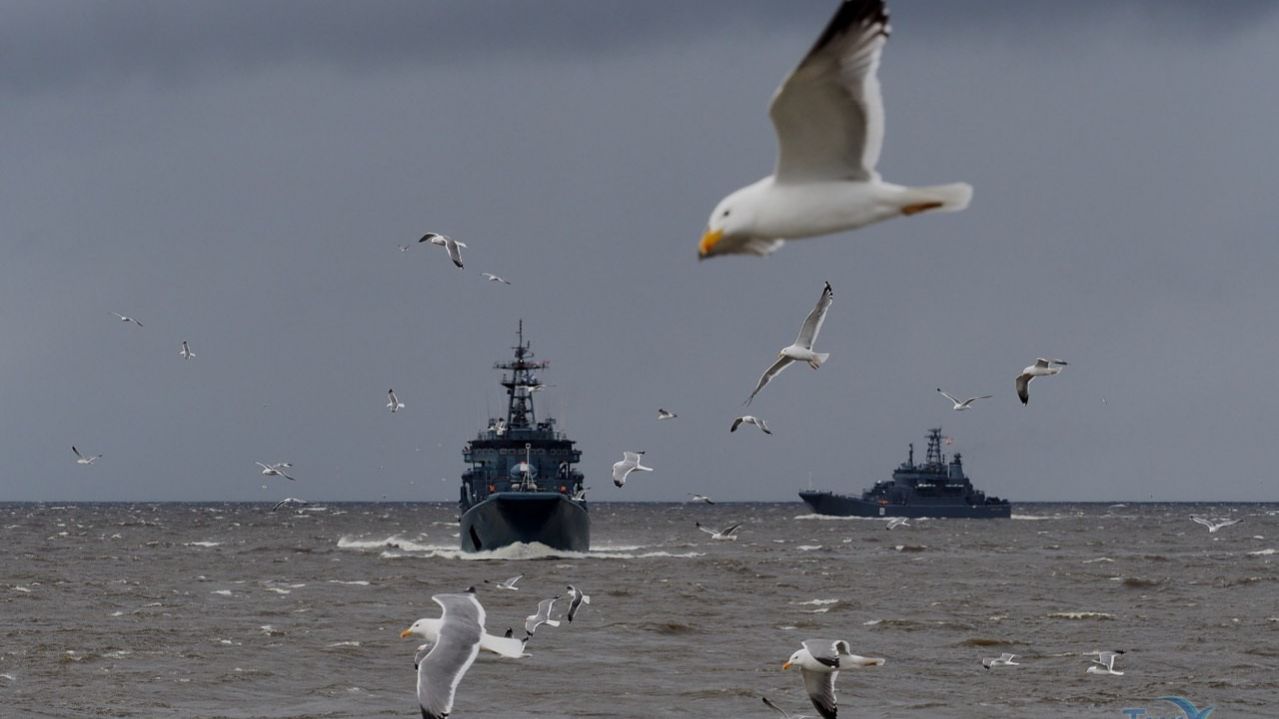 За бортом море шумит