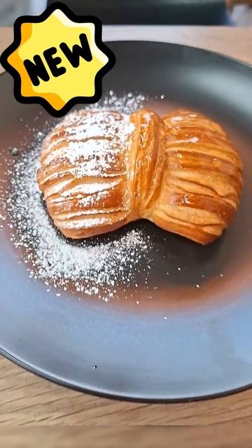 Vă prezentăm noul nostru produs – Fundită crocantă cu umplutură de zmeură 🍓🥐