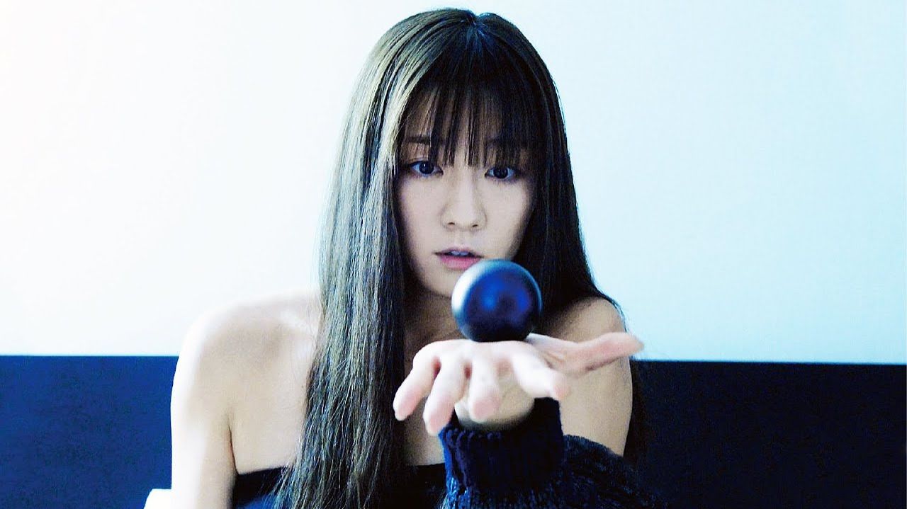 ДЕВУШКА просыпается С ЧЁРНОЙ СФЕРОЙ в постели, КОТОРАЯ ГОВОРИТ ЕЙ УБИТЬ!