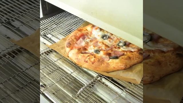 🔥 Pizza perfectă pentru o zi delicioasă! ❤️ Cu salam, șuncă, măsline și brânză topită… #pizzatime